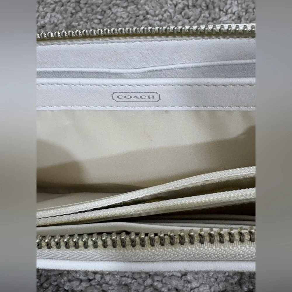 Coach Resort White Woven Leather Wallet with Metal Coach‎ Logo